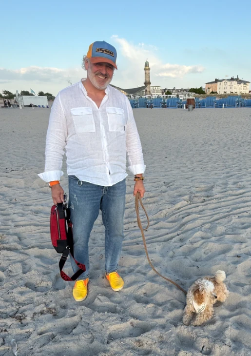 Oliver Kadow mit Suki am Strand