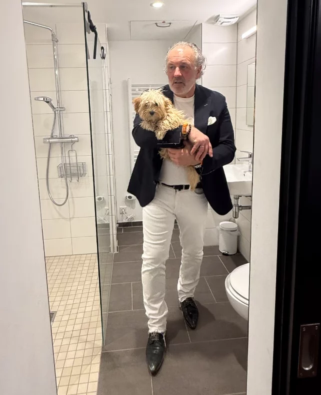 Oliver Kadow macht eine Besichtigung im Bad samt Huendin Suki