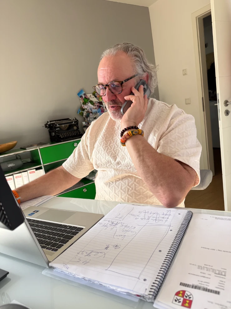 Oliver Kadow in seinem Büro am telefonieren