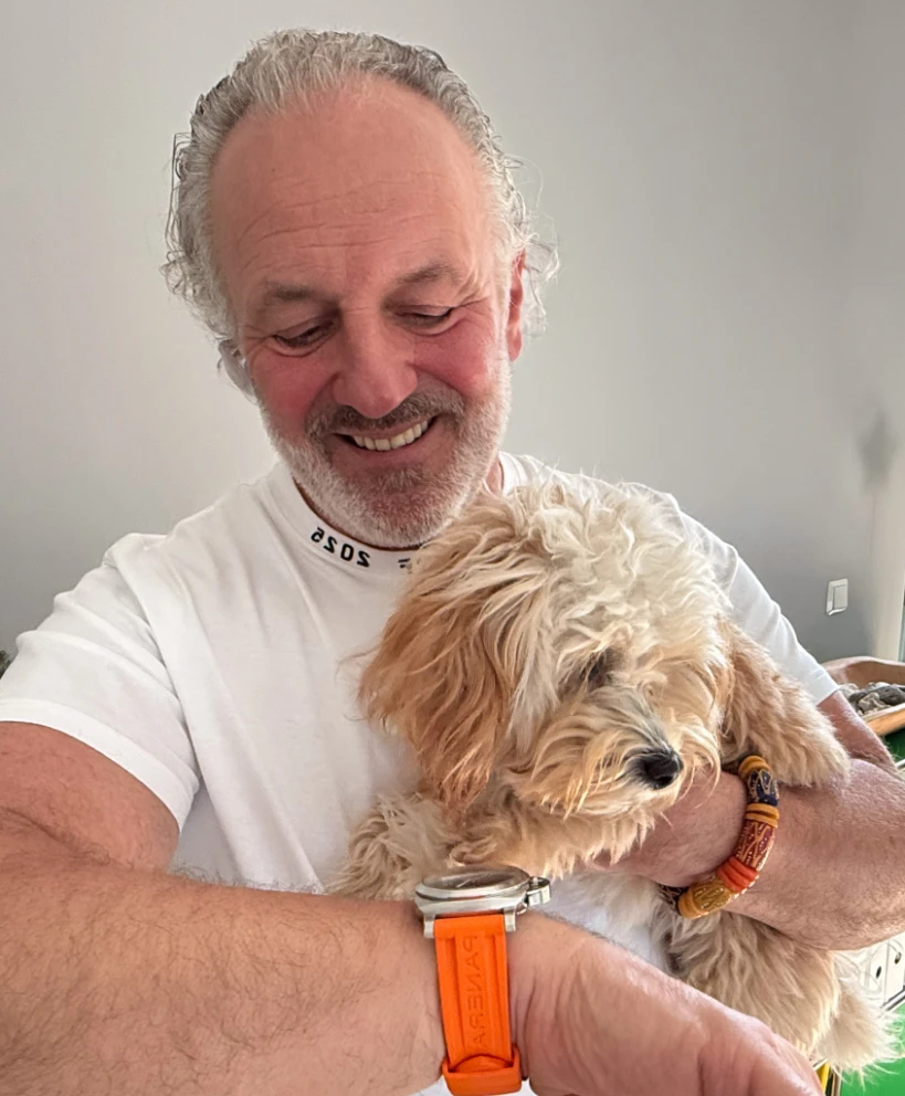 Oliver und Suki schauen gemeinsam auf eine Armbanduhr.